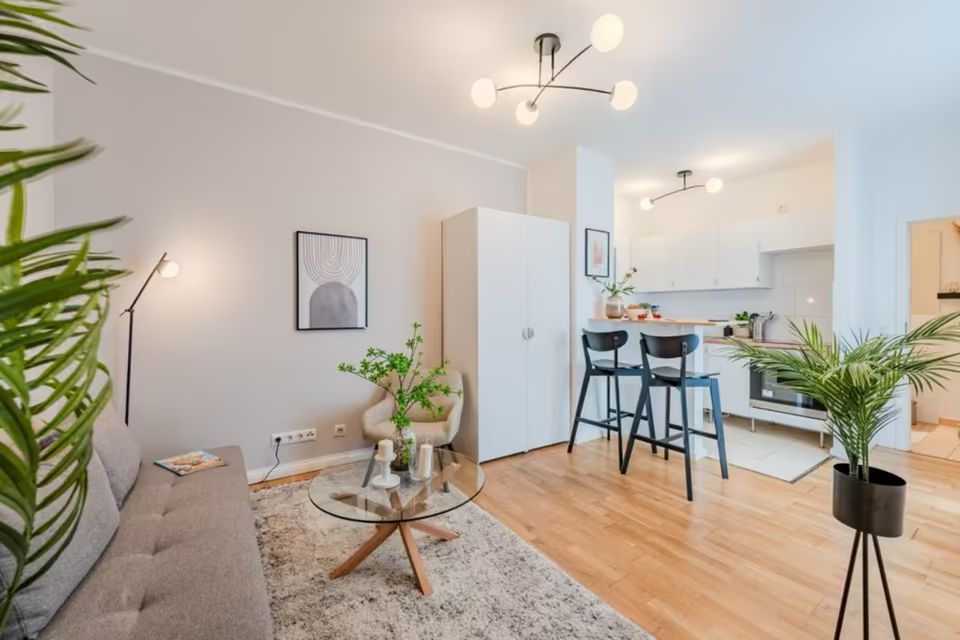 Furnished, renovated 1-room apartment with balcony and fitted kitchen in the heart of Düsseldorf