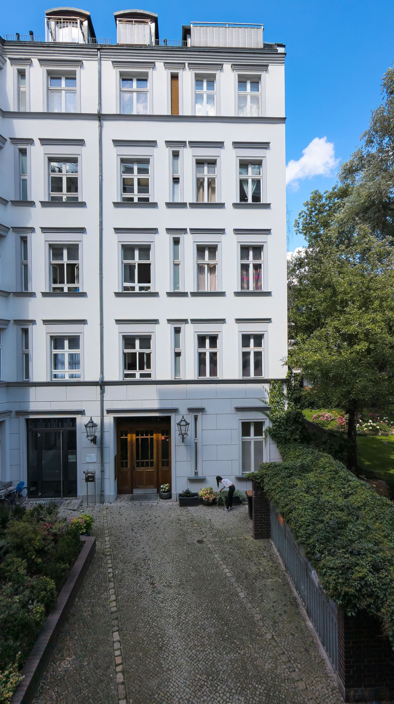 Light-flooded apartment with two single beds, in the middle of Charlottenburg