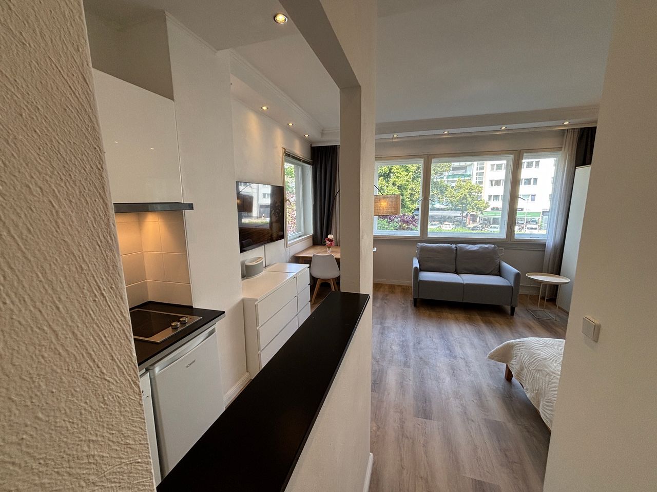 Amazing fully furnished new studio apartment at Kudamm / Adenauer Platz