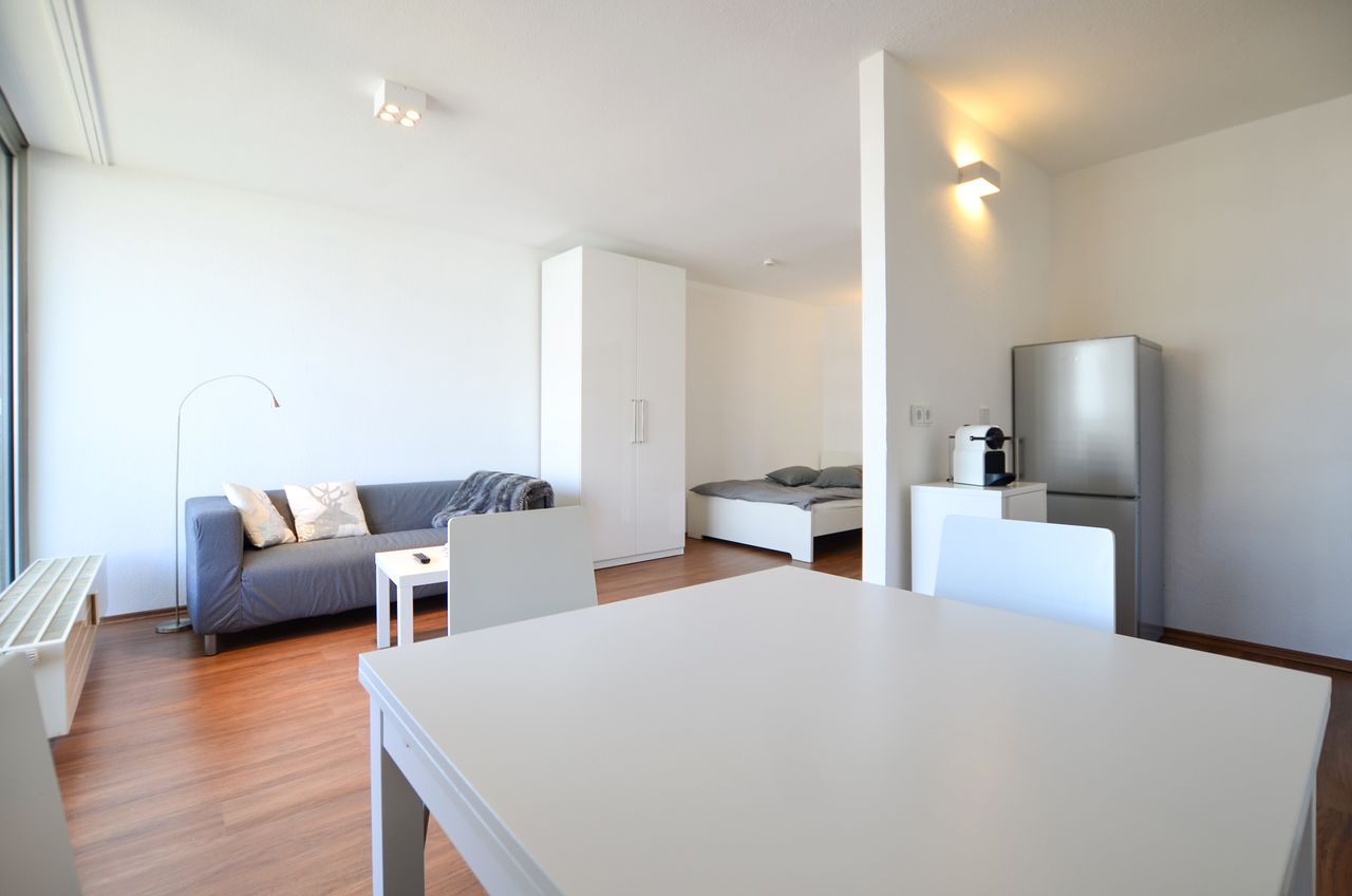 With Parking in the house! Luxurious apartment & optional connection to City Center, trainstations and Autobahn (A57&A3/4)
