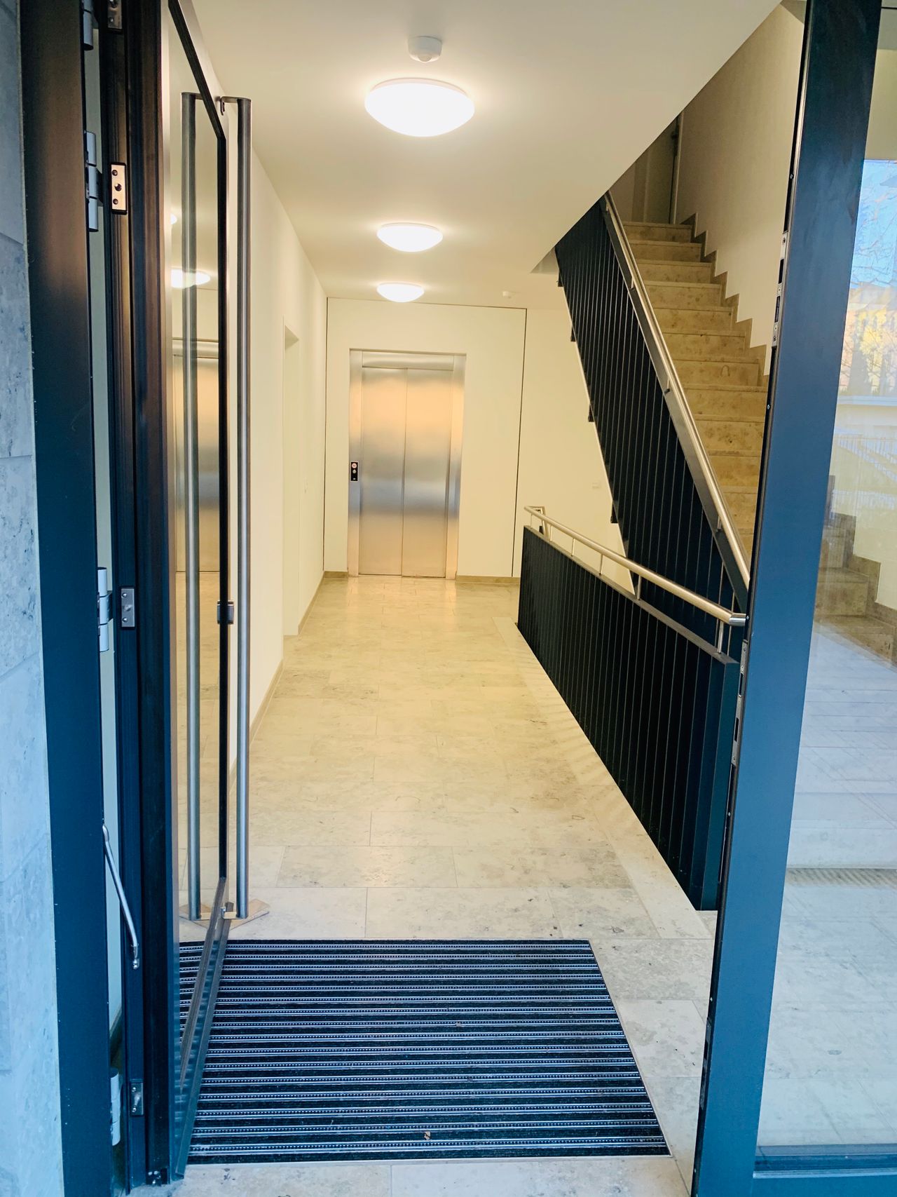 1200 sq ft LUXURIOUS SMART LOFT in CITY CENTRE  + Parking