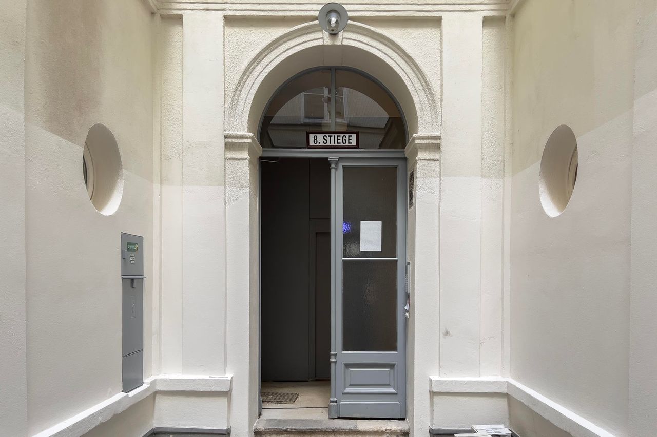 Outstanding Neubau 3BR w/ Elevator & Laundry