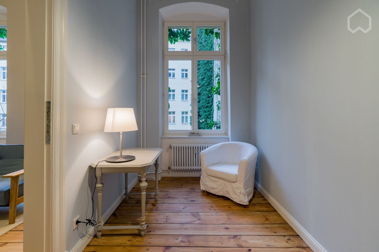 fresh refurbished flat in gardenhouse at Kollwitzplatz - of the beginning of the 20th century