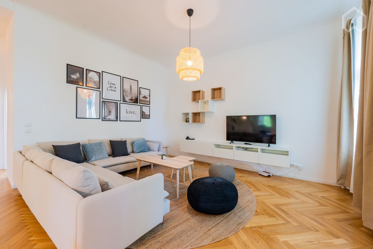 Incredibly Spacious and great family apartment in southern Berlin with parking spot!