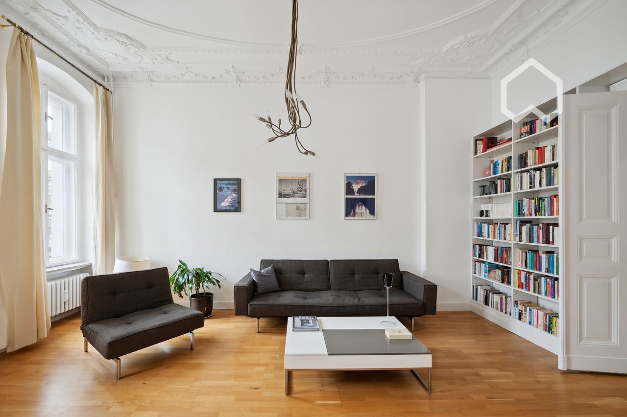 Spacious south-facing apartment in an old building in a prime Charlottenburg location