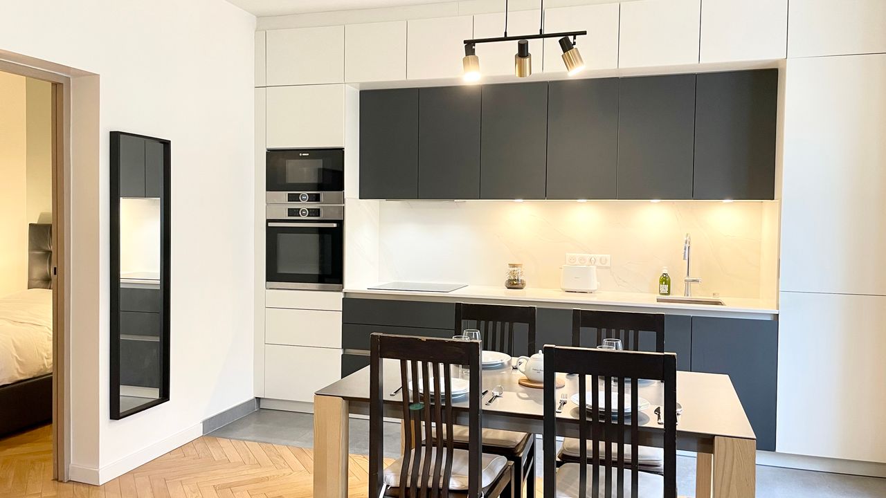 Near Eiffel Tower: Luxury Apartment