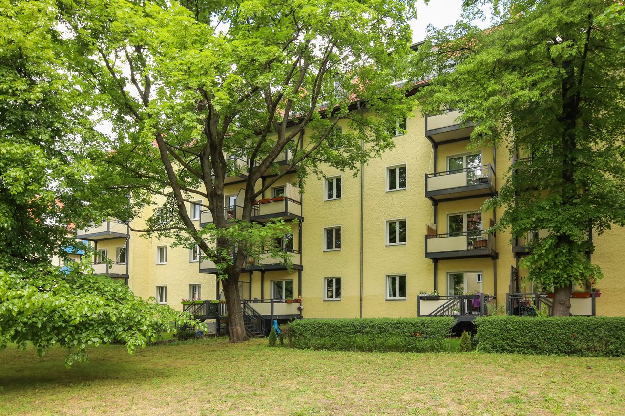 Practical 3 room apartment with balcony and green view at Prenzlauer Berg