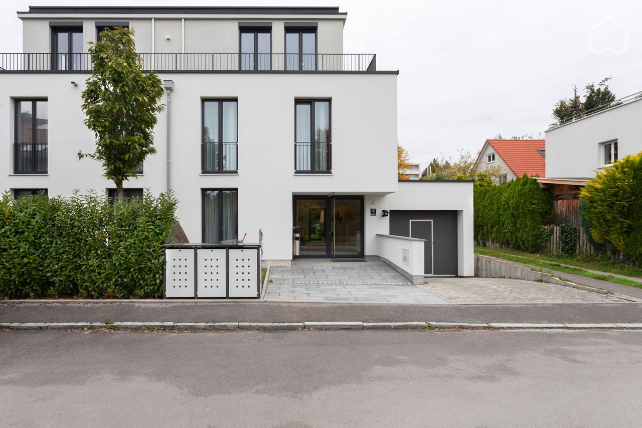 Light-flooded apartment with weekly cleaning service & fitness studio in the house, perfect location in Bogenhausen