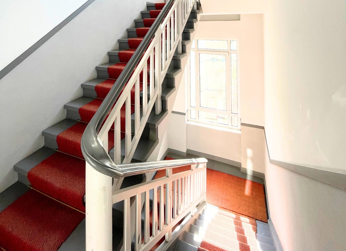 Large 1-room apartment, 45 m², balcony, fitted kitchen, 4th floor – near Ku'damm