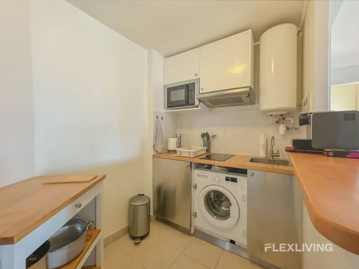 Charming 38 m2 apartment in a beautiful condominium, located on a quiet street in the 5th arrondissement.
