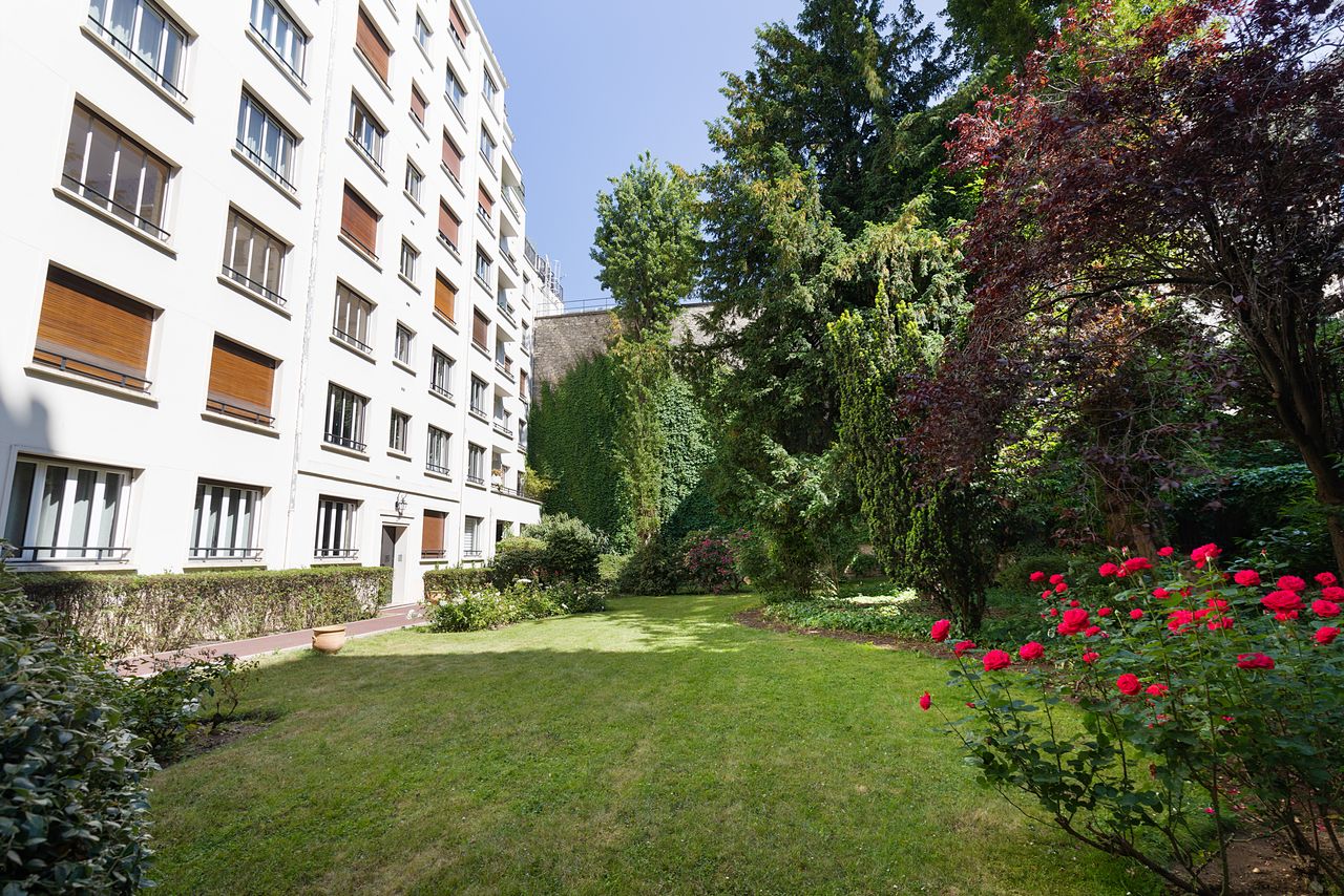 3 bedrooms, balcony and office in Auteuil