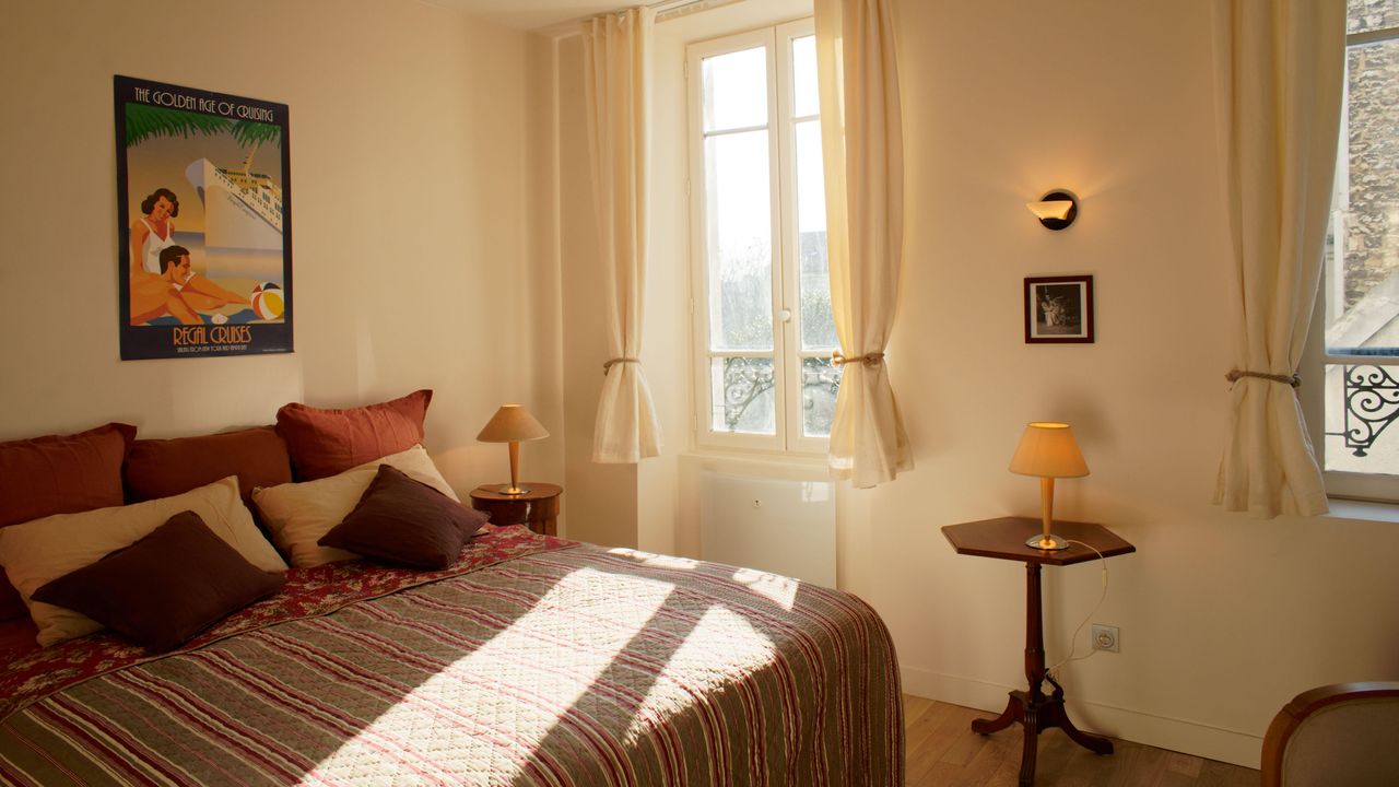 Charming Elegant Warm 1B Flat, 592 Ft, Montmartre