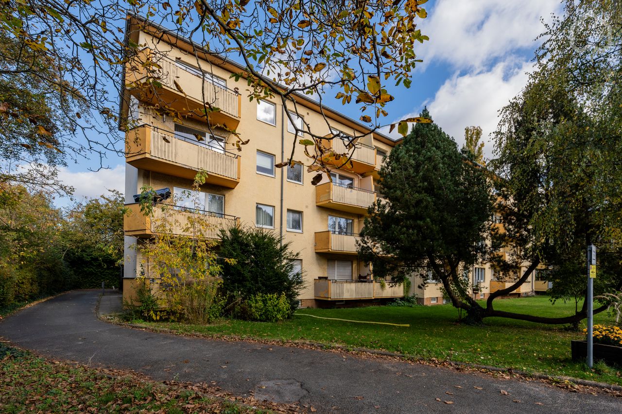 Bright, Fully Furnished 1-Bedroom Apartment with Balcony in Neukölln