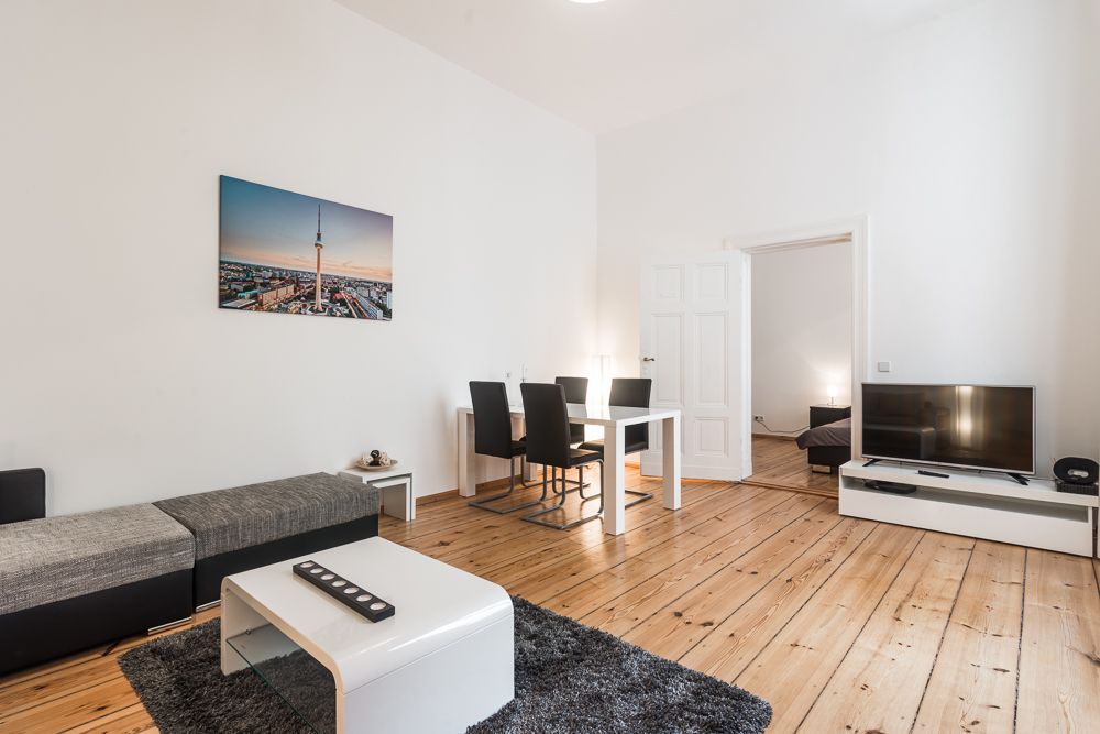 ALTBAU APARTMENT WITH LARGE LIVING ROOM