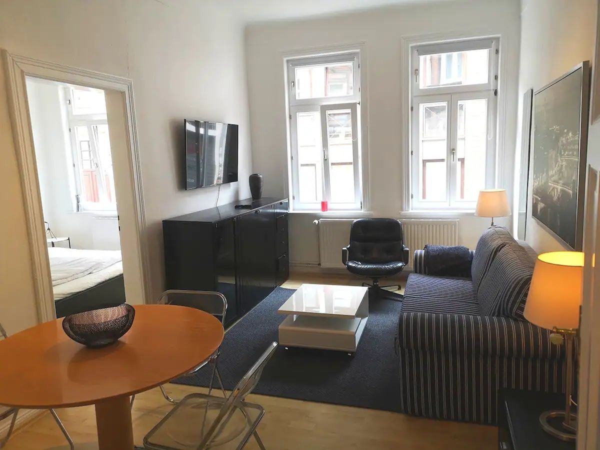 Spacious apartment with high ceilings in Town center