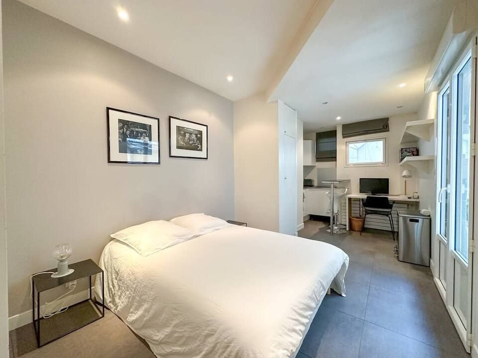 On the ground floor of a building with a courtyard, a fully equipped 20m2 studio in the very chic 16th arrondissement
