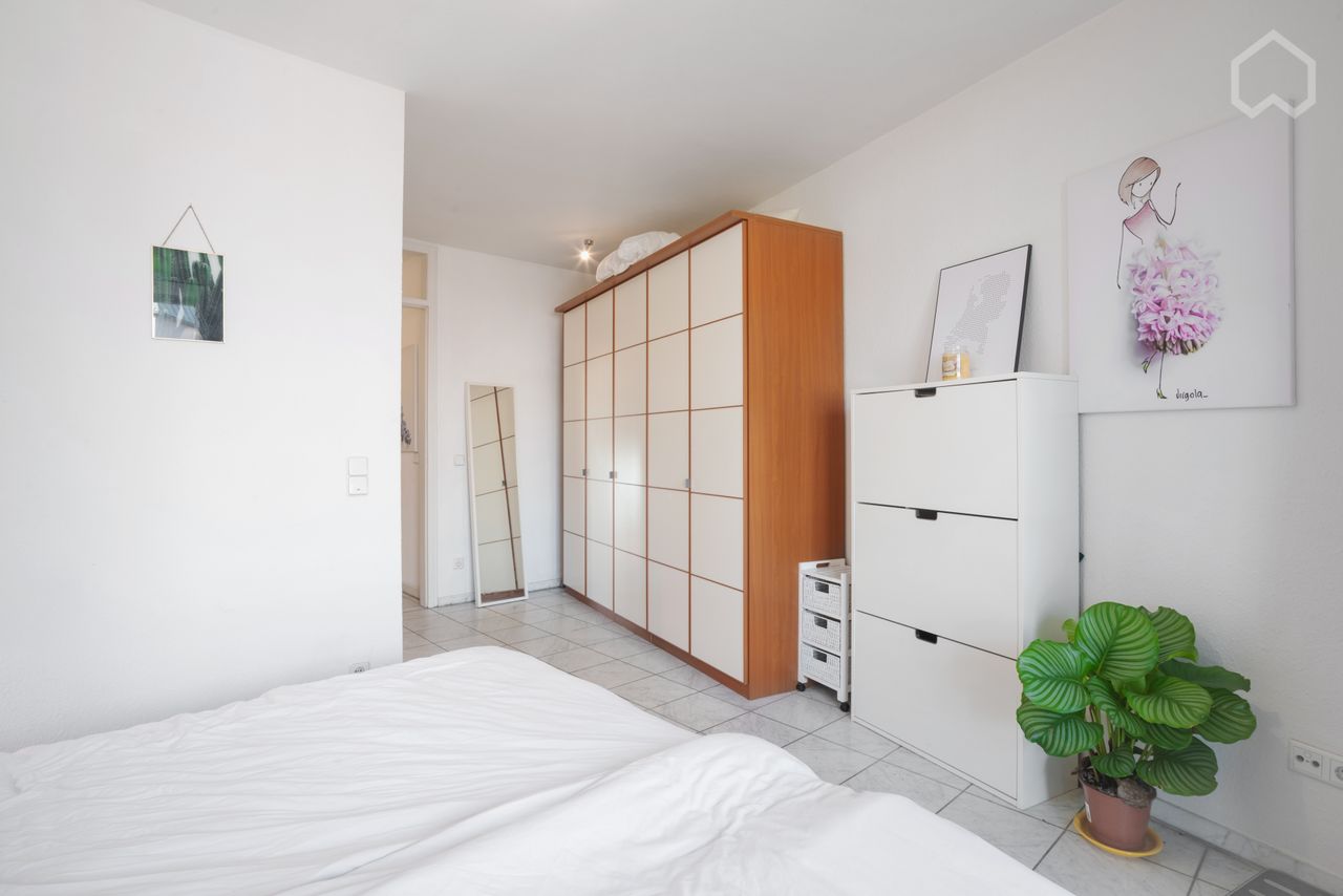 Modern and high quality furnished apartment in Düsseldorf at the Medienhafen
