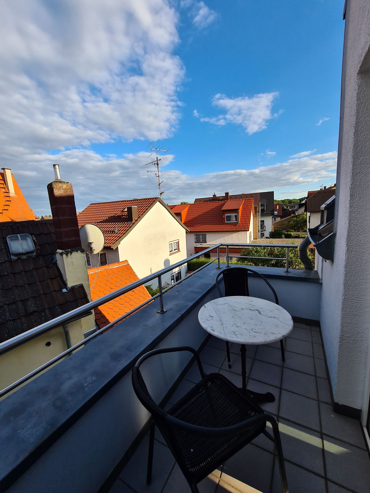 Cosy and bright flat located in Frankfurt am Main with two balconies