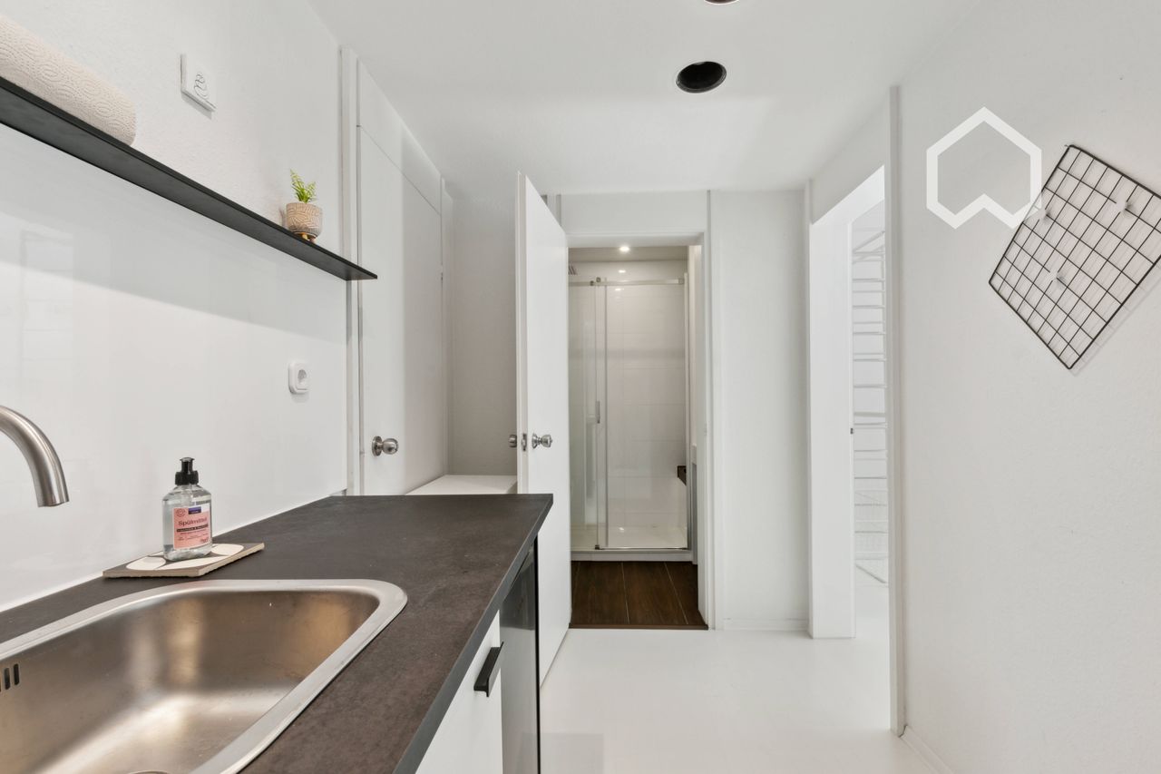 Sunny, furnished apartment with private terrace in Cologne-Marienburg.