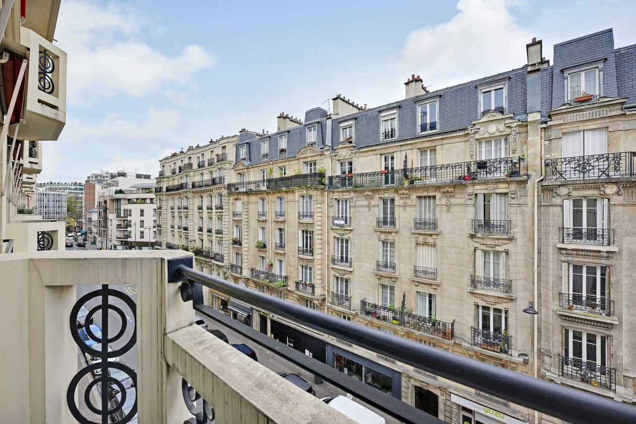 Parisian Elegance: Welcome to this Stunning 100m² Apartment in the Heart of the 15th Arrondissement