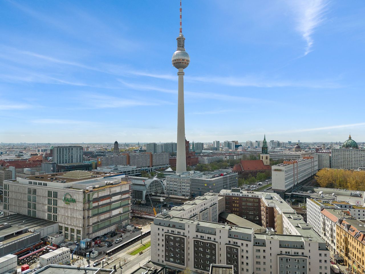 Alexanderplatz: Quiet furnished 3-room flat with underground car park and doorman