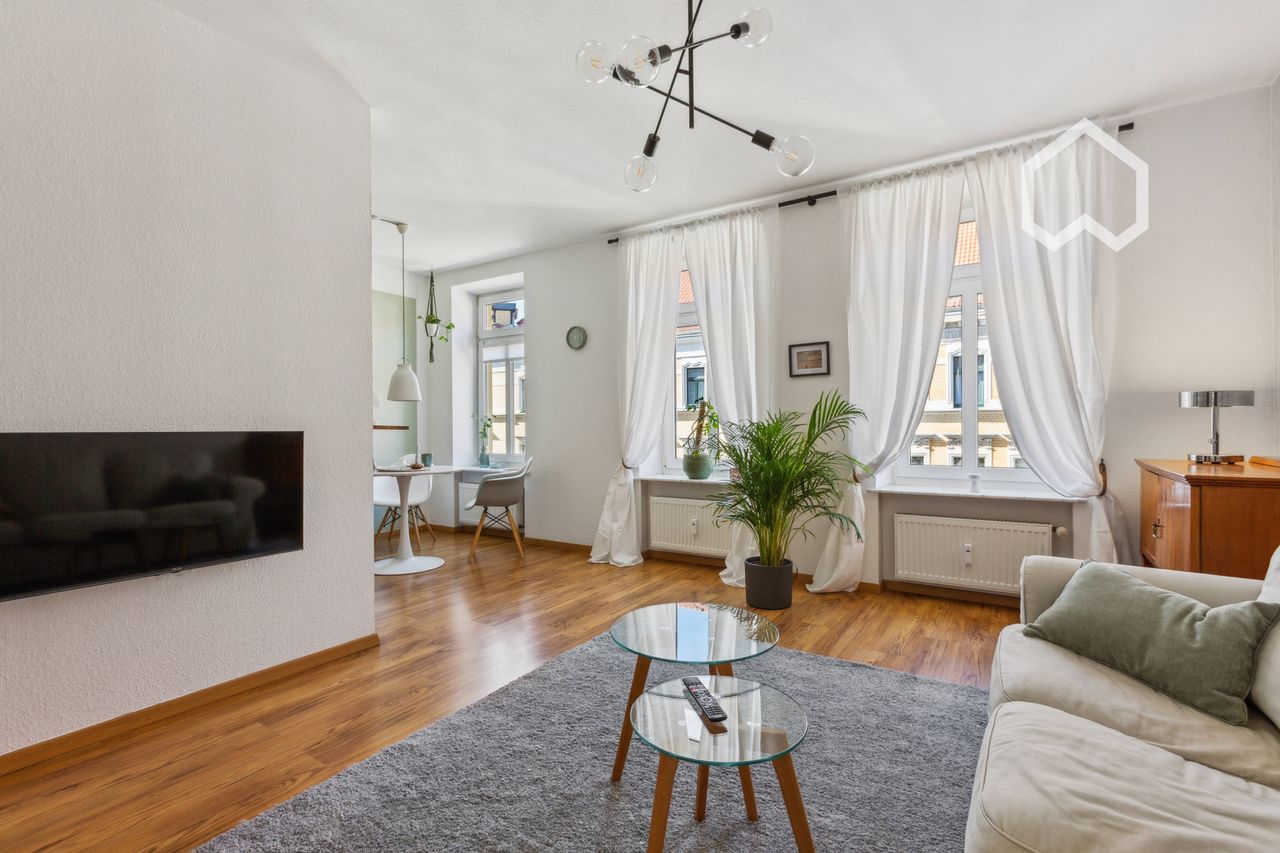 Elegant flat with a view of the Karl Heine Canal