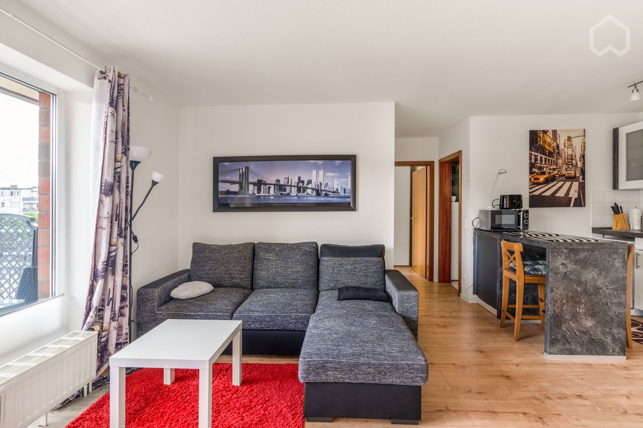 Modern, bright top apartment with balcony, underground parking space & access to private park, 5 min from the main train station in Neuss