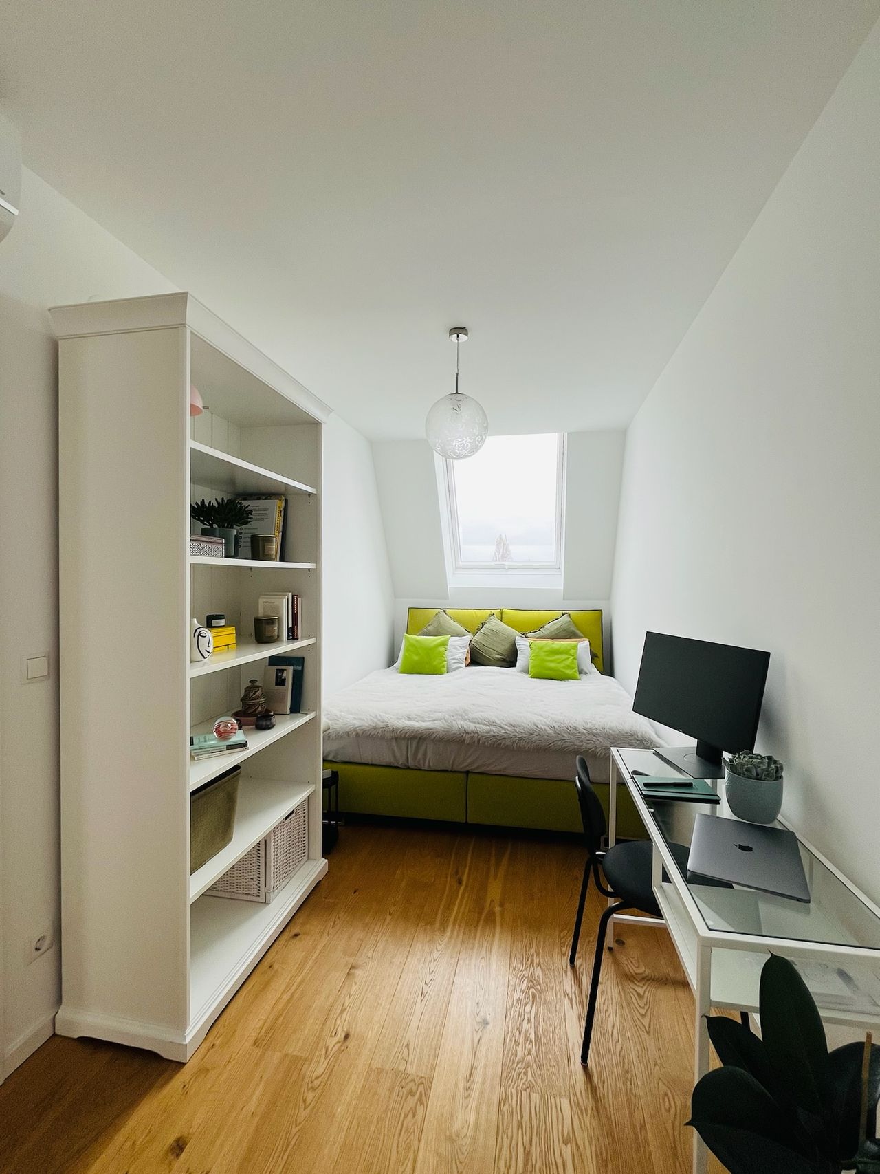 Sunny top-floor flat with 2 bedrooms