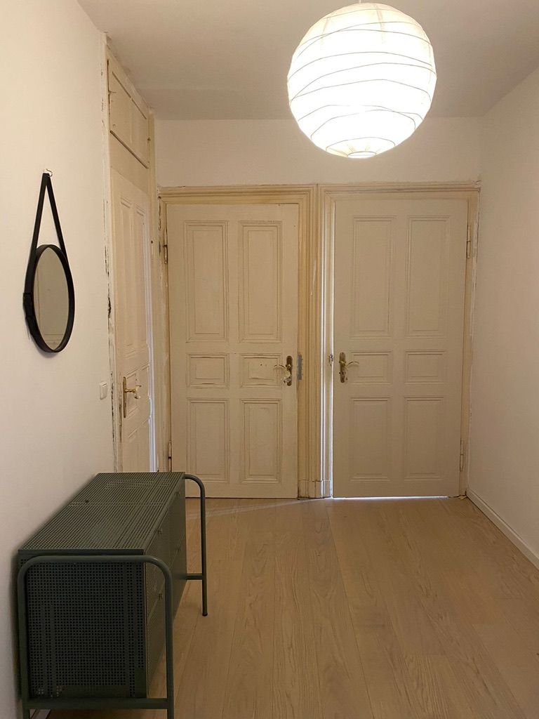Bright 2 bed room apartment - very central opposite st peter's church