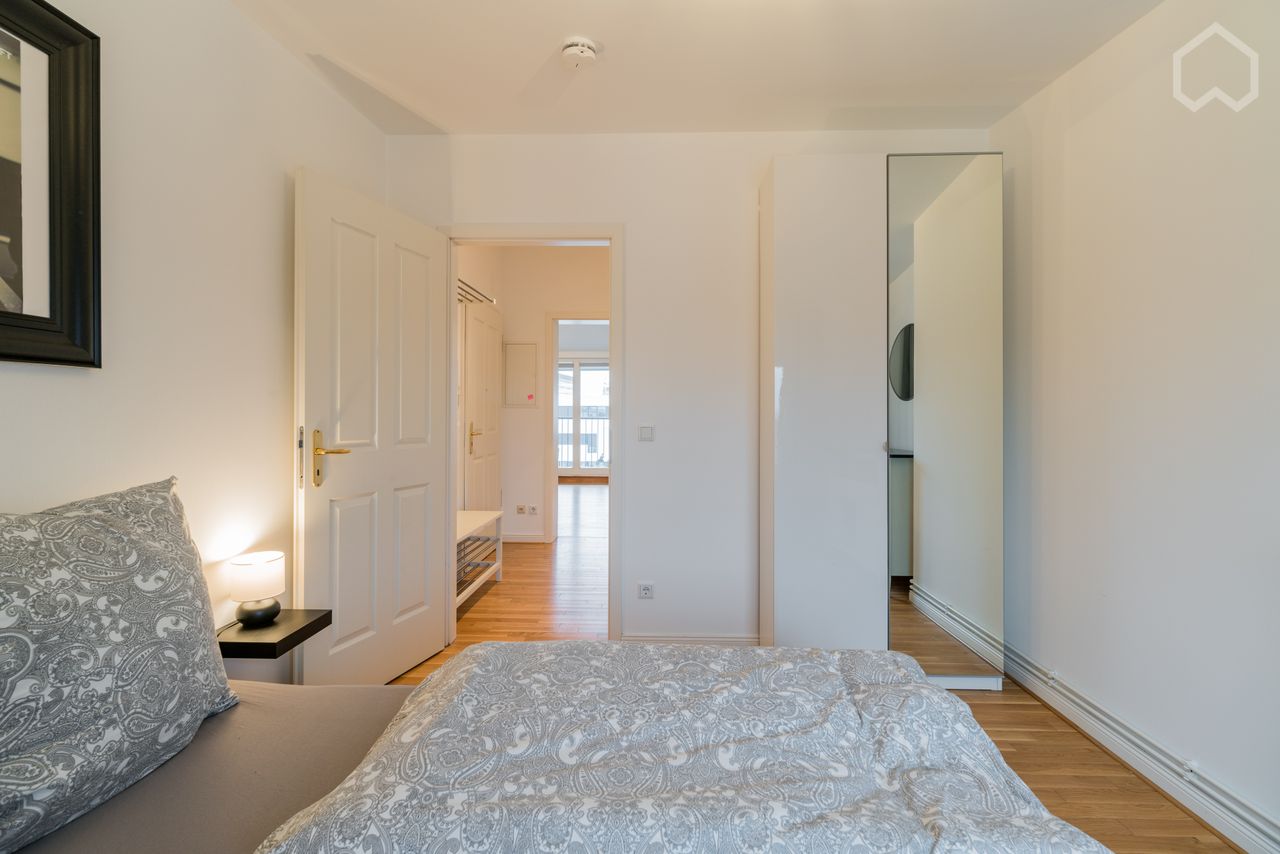 Bright Water-View-Apartment with 3 Rooms and Balcony in Friedrichshain