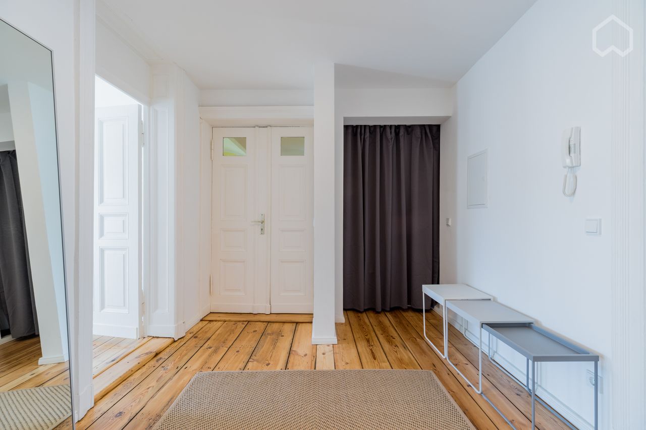 Large, light-flooded apartment in Mitte. Only 5 min to the main train station