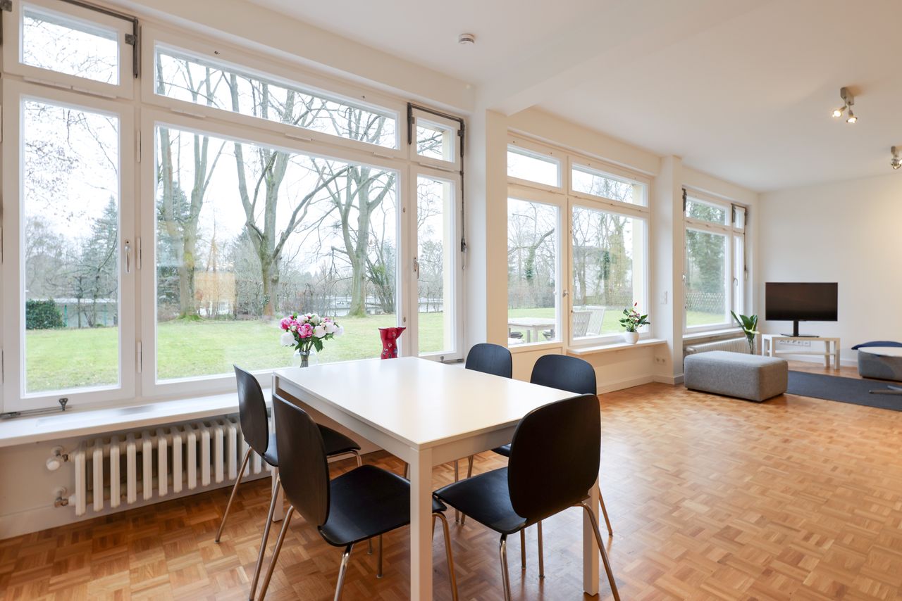Detached 6 room Bauhaus-style family house with large garden in Dahlem