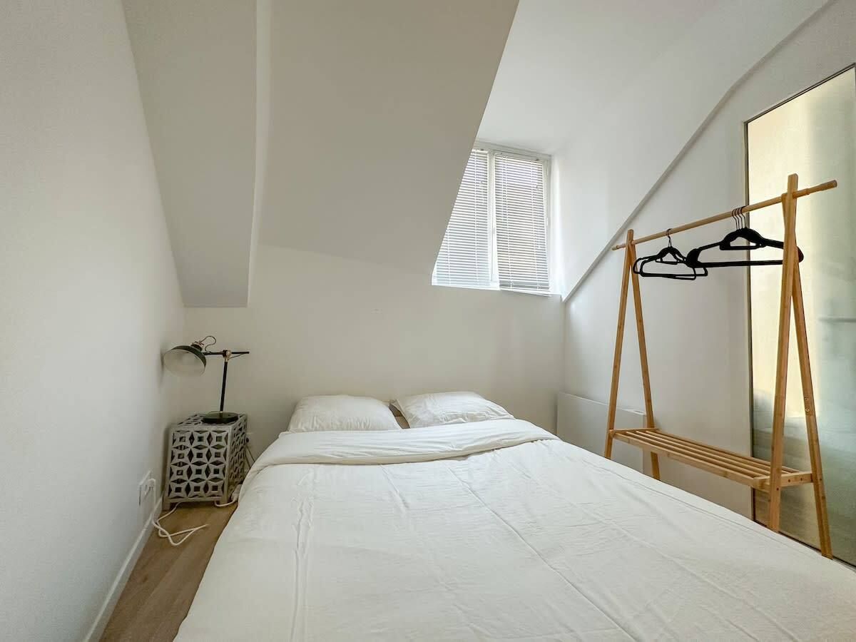 On the 3rd floor without elevator, a 20 m2 studio located in the 3rd arrondissement of Paris.