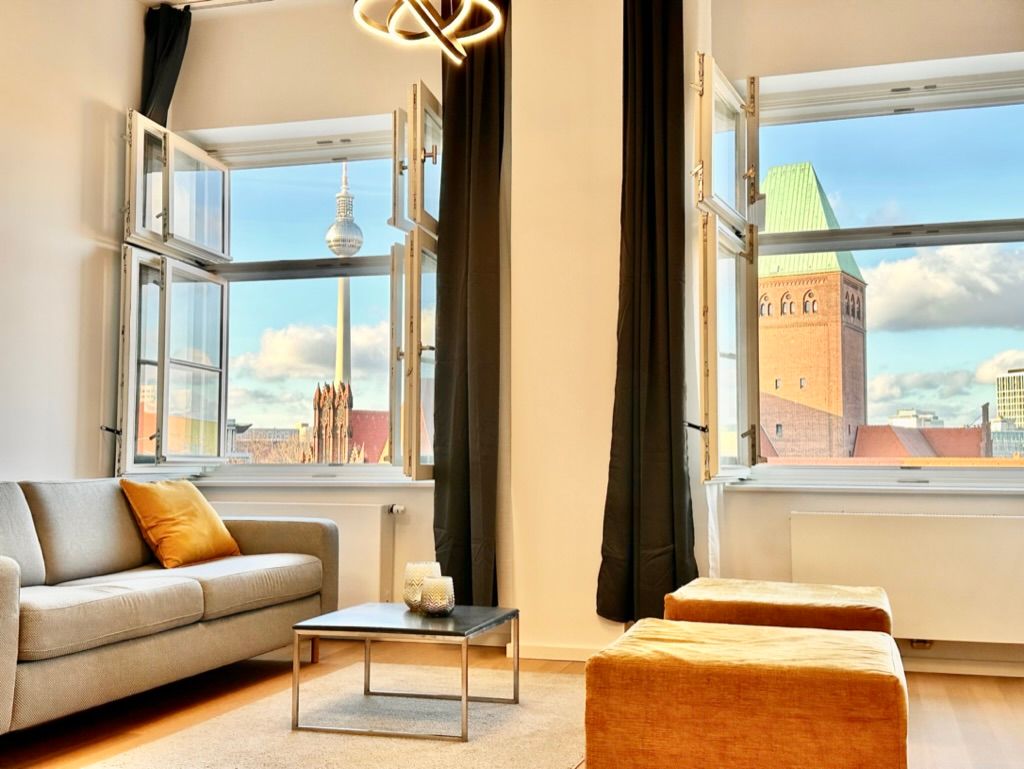 Central 3-room apartment with superb view of the park and the fernsehturm