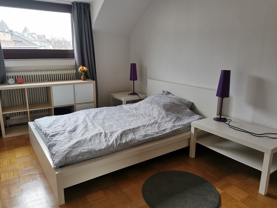 Bright 2 room apartment with balcony within walking distance to the Medienhafen