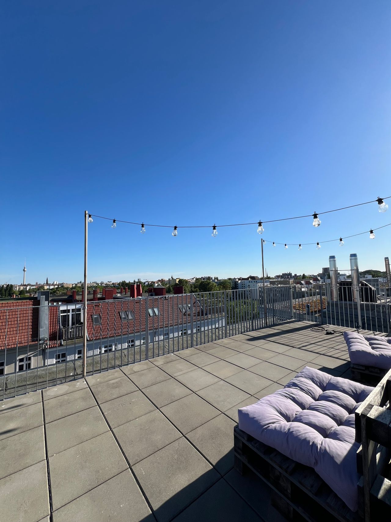 Bright flat with large balcony and roof top terrace