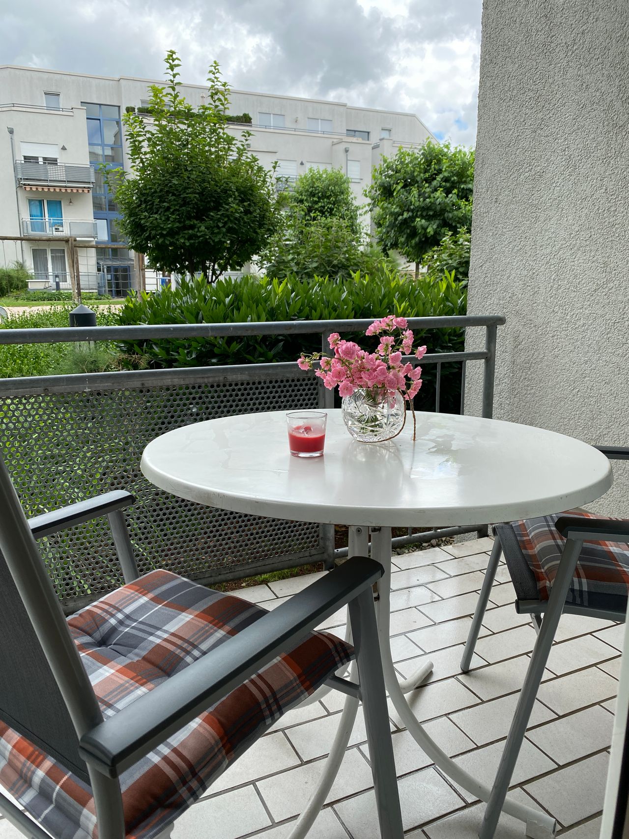 Charming and well-maintained furnished 1.5-rooms apartment with separate kitchen, terrace, garage and internet in Wiesbaden-Southeast