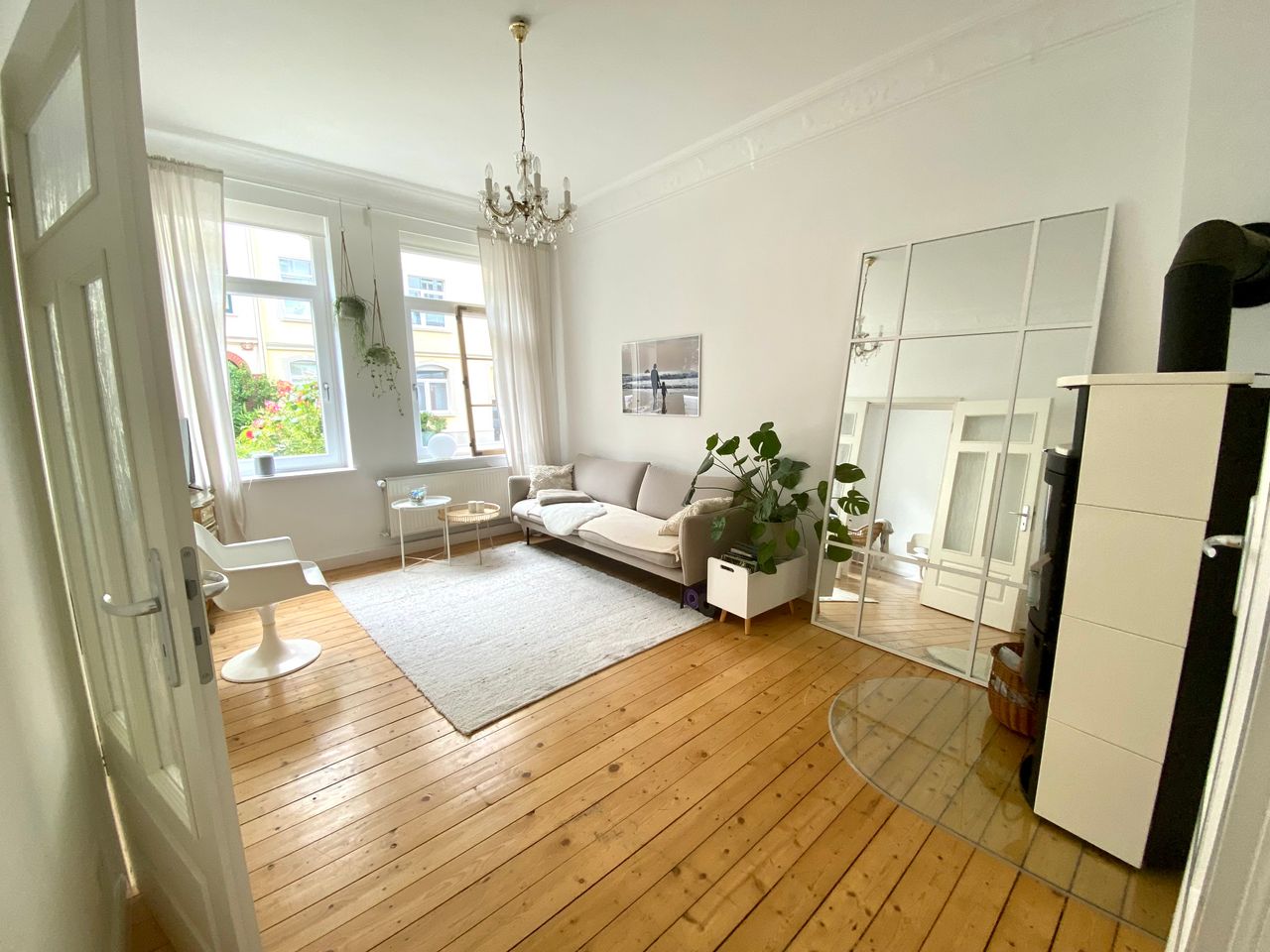 Bright old building flat close to the city centre with balcony, garden and fireplace