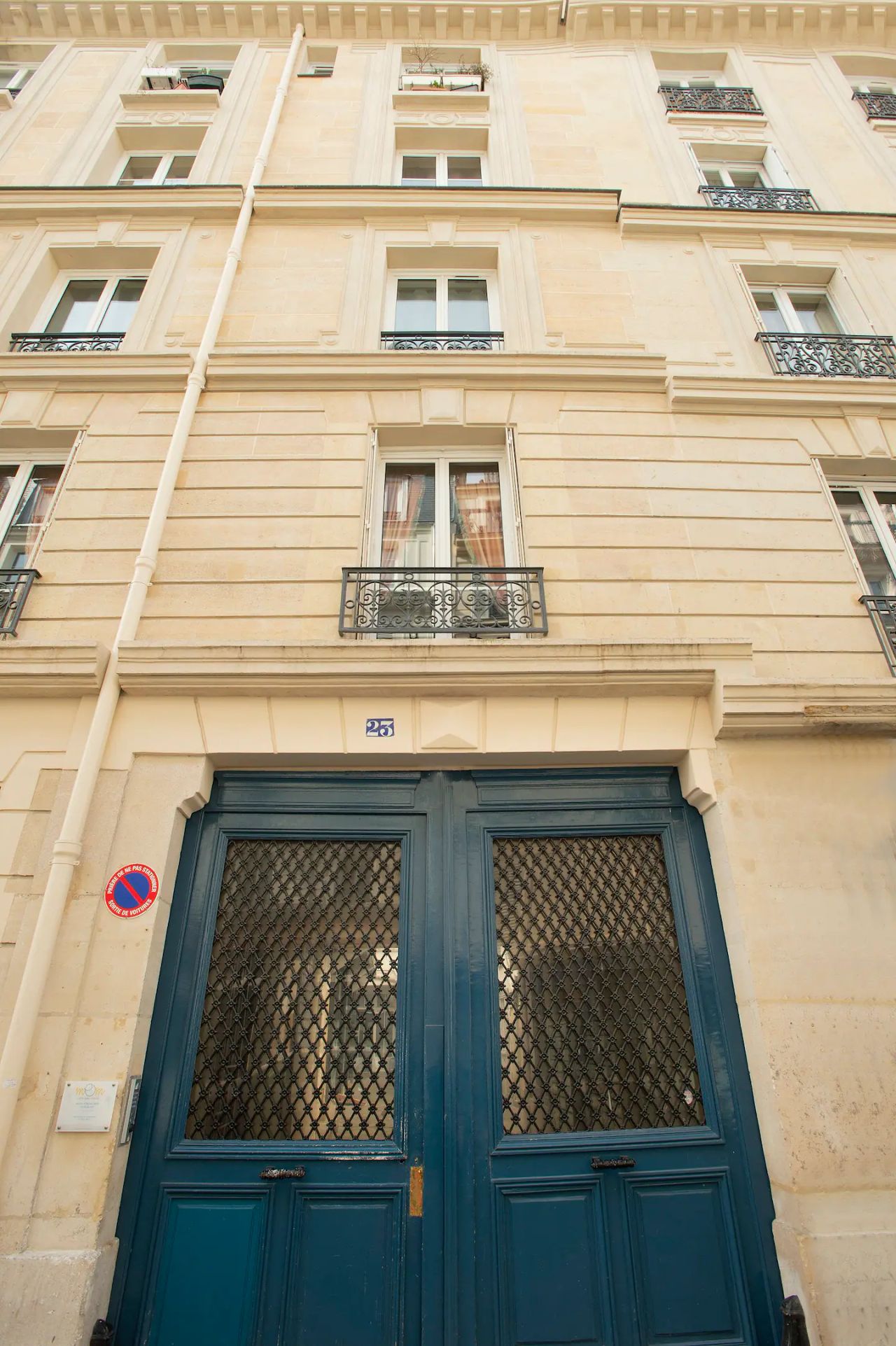Luxurious 2-bedroom Design Apartment in the heart of Paris' 10th arrondissement