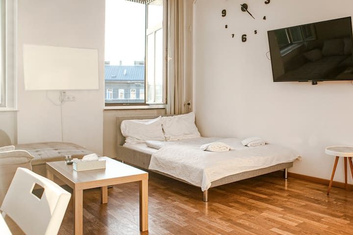 Cheerful 2BR apartment. @ Millenium Tower and the Danube