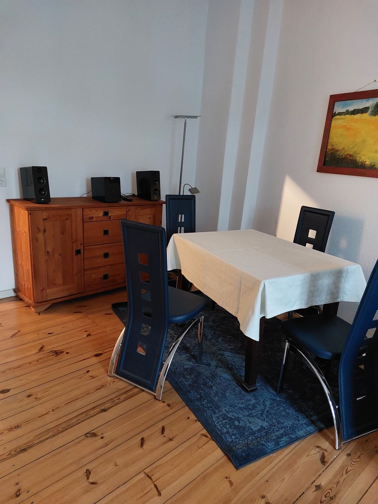 Charming Apartment with E-Piano – Central and Cozy Near the Train Station