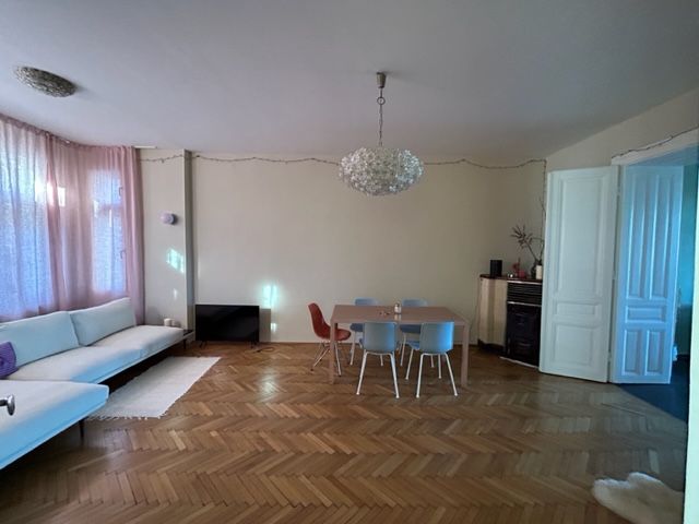 large, beautiful old apartment in the 10th district of Vienna. Lovingly furnished