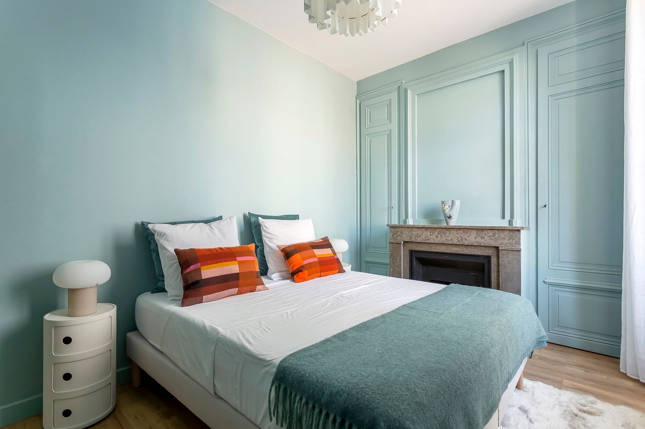 Furnished 2-Bedroom Apartment in the Heart of the Presqu'île