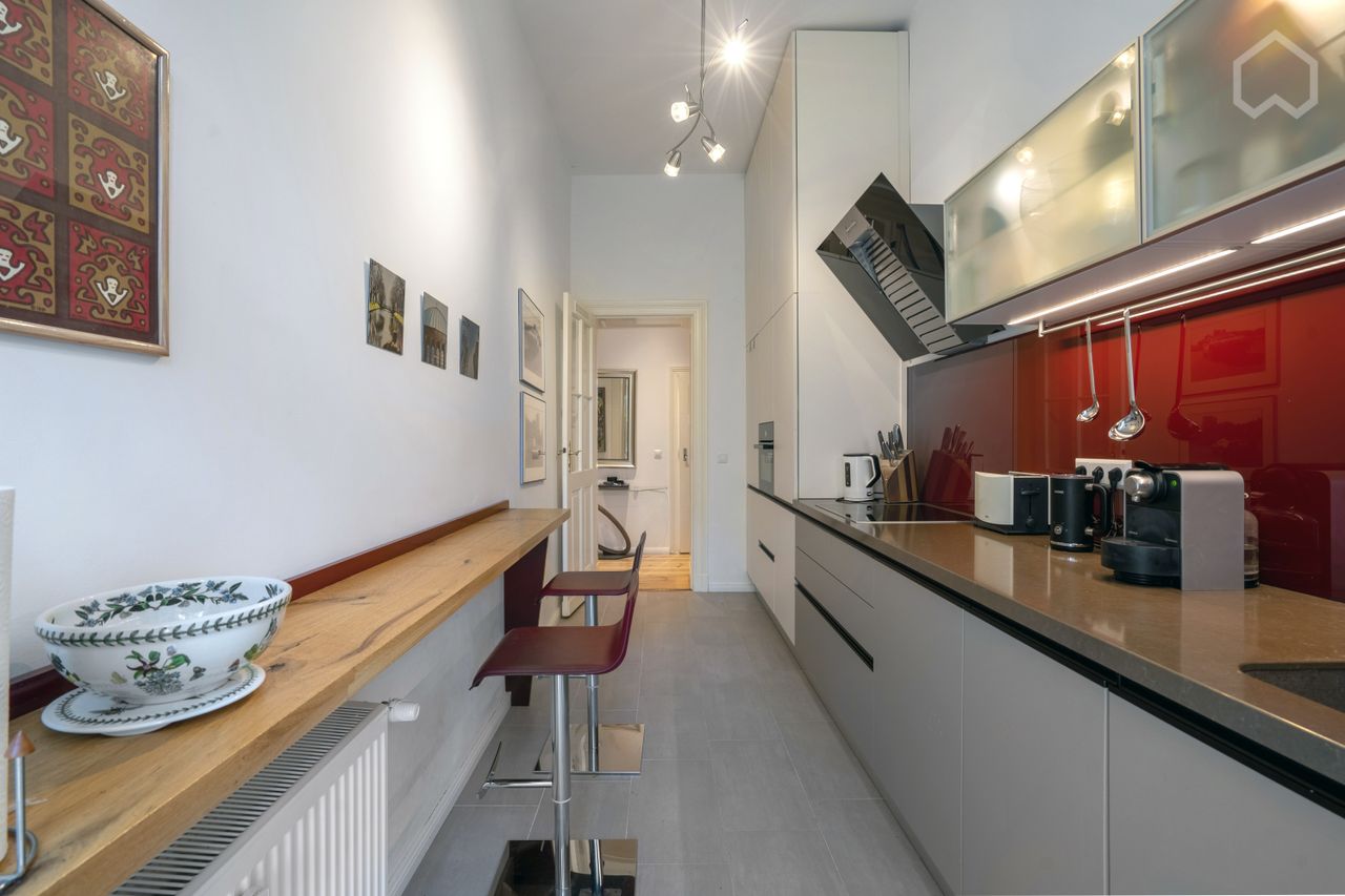 Stylish apartment with own garden and all new furniture/kitchen. Fabulous location right by Charlottenburg Castle & park.