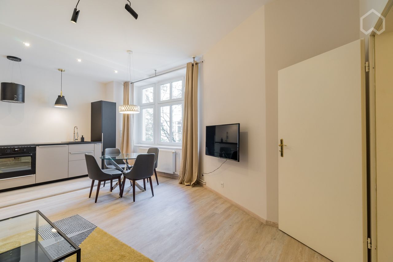 Representative and spacious 3-room-appartment in perfect location (Friedrichshain)