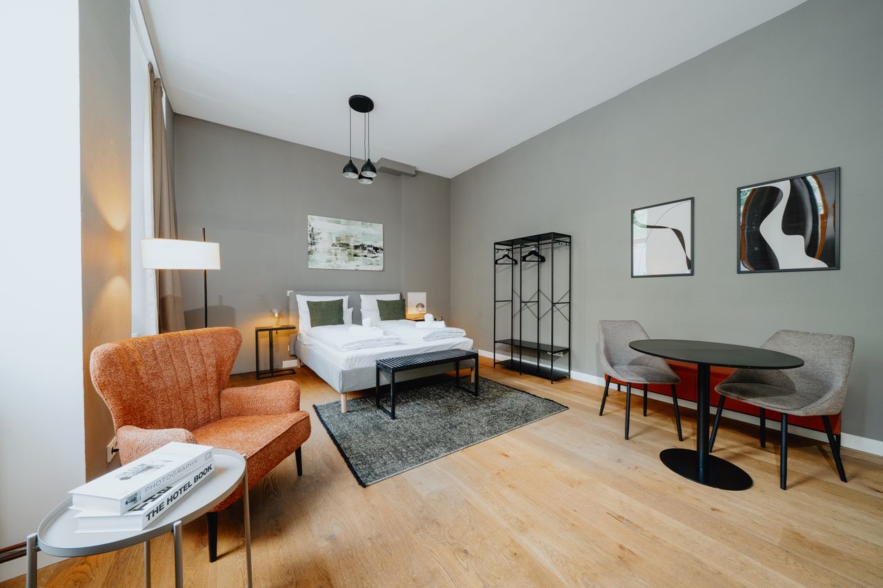 Fully Furnished 4-Room Apartment in Prime Location – Kastanienallee, Berlin