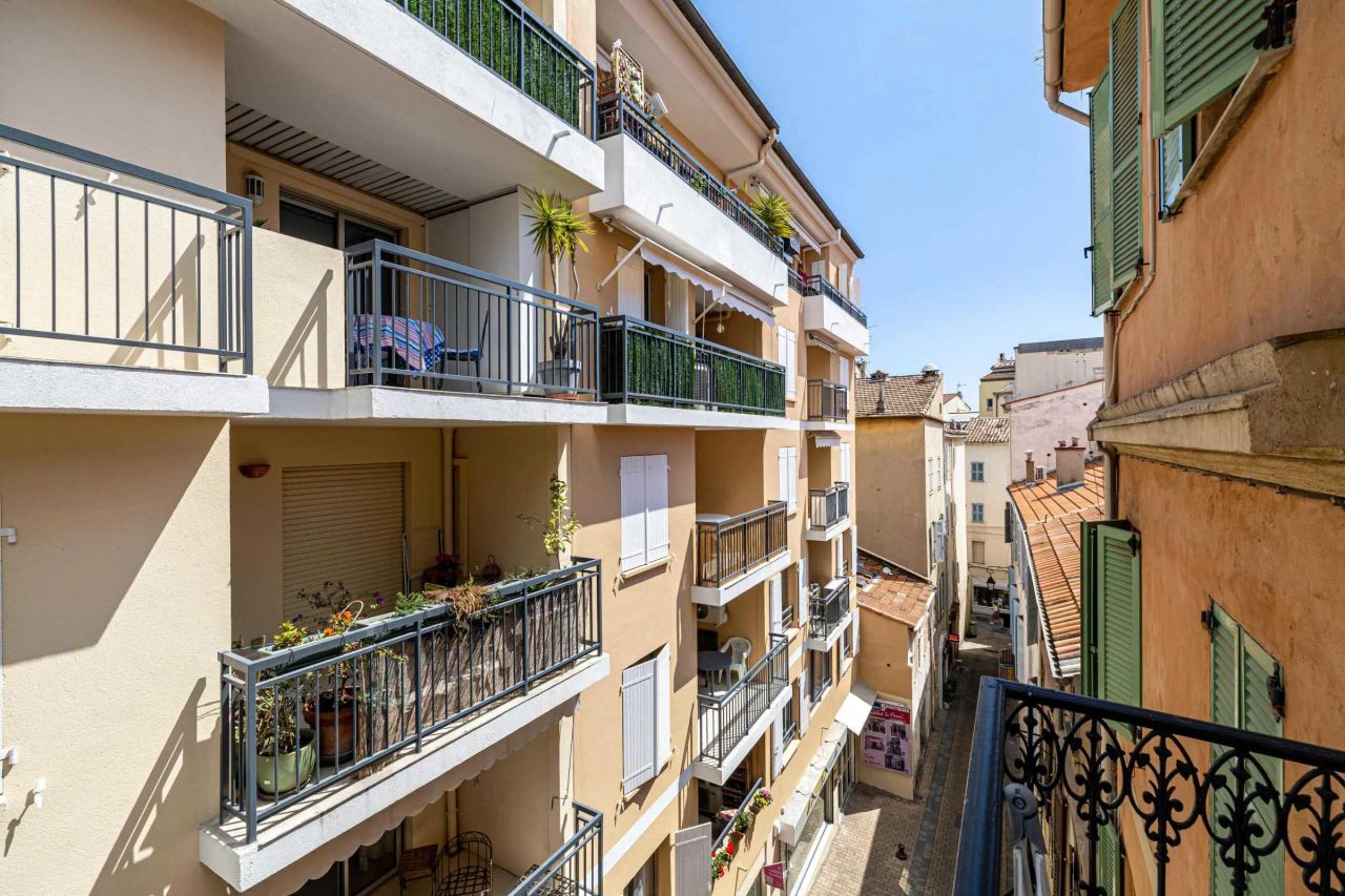 Beautifully appointed duplex apartment in the heart of Cannes
