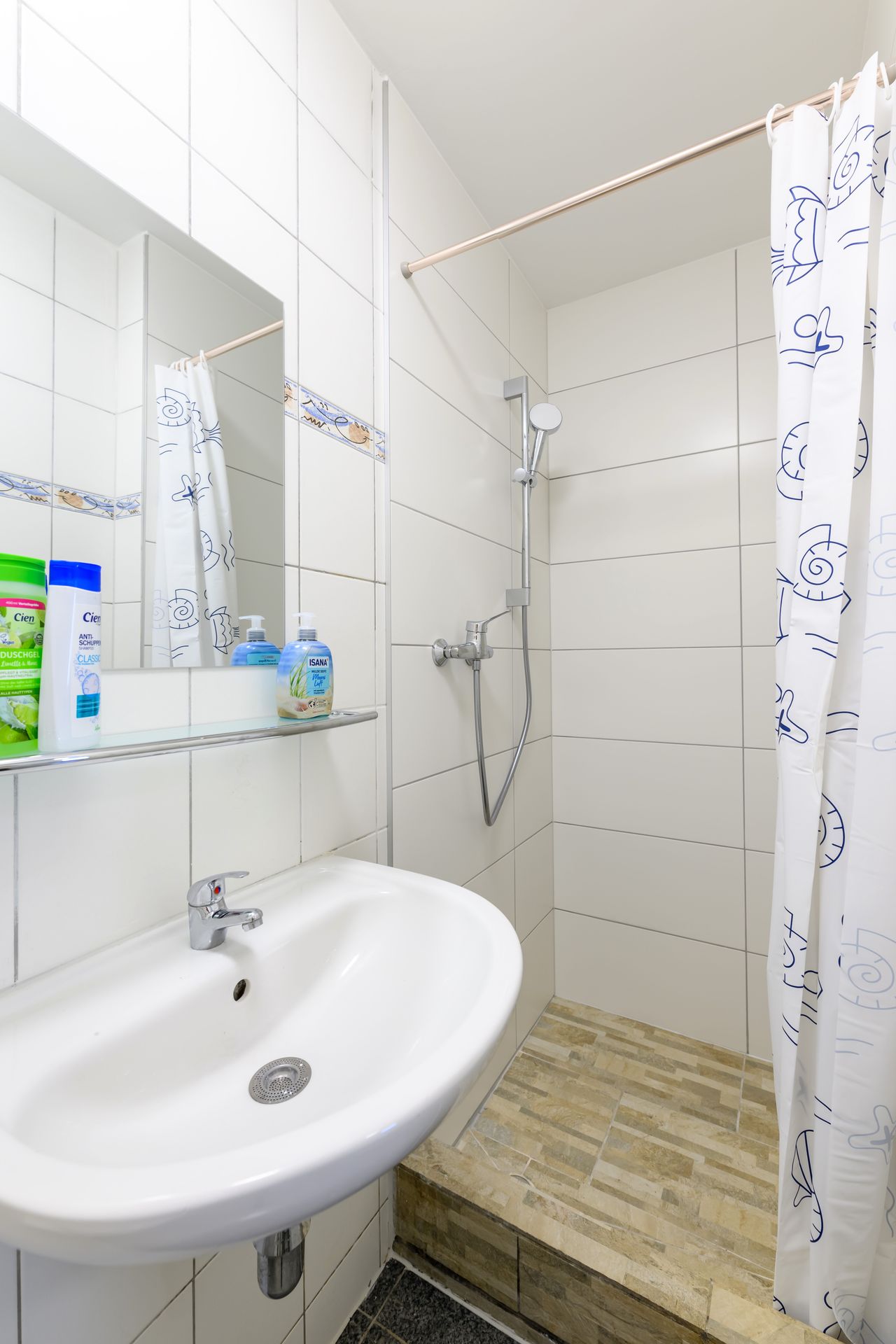 Central but in a quiet location furnished 2-rooms-flat in Cologne Deutz with a direct connection to the Fair