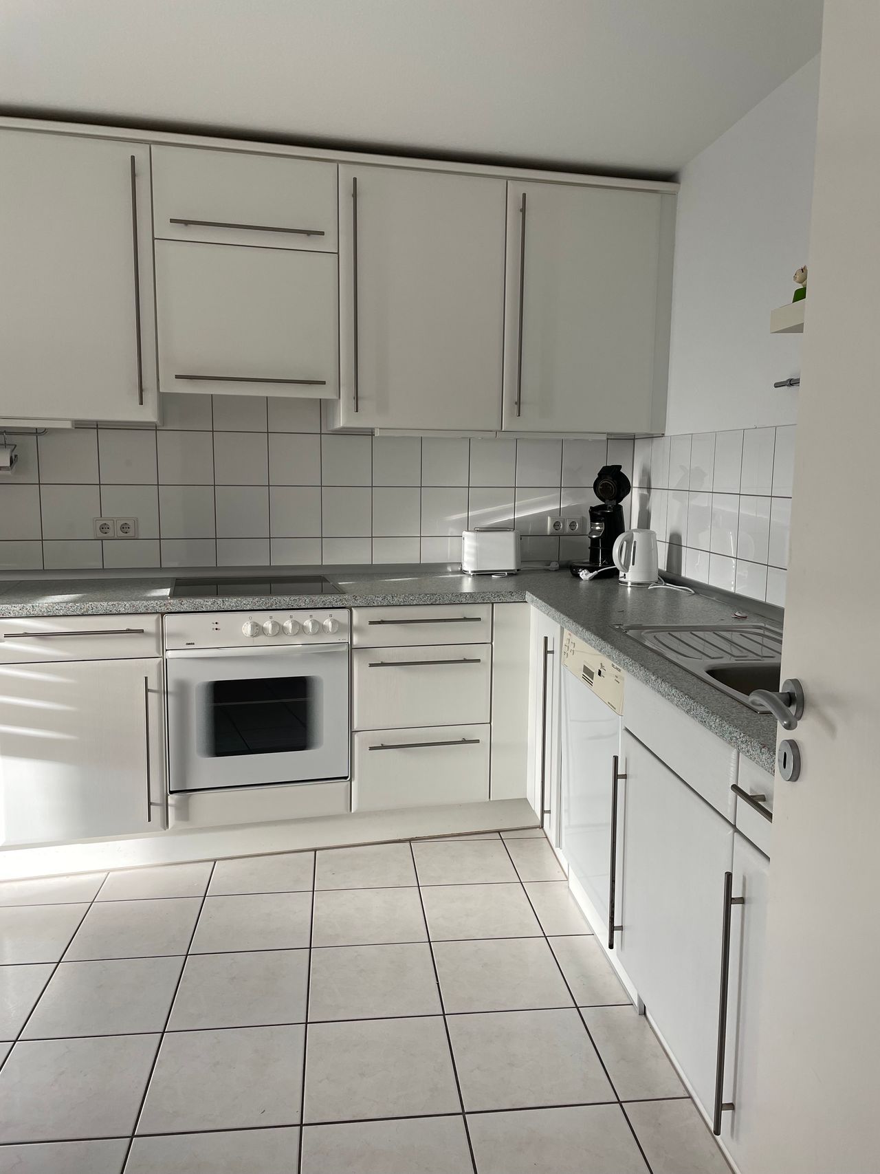 Derendorf: Bright apartment with garage in the building and elevator in a quiet cul-de-sac