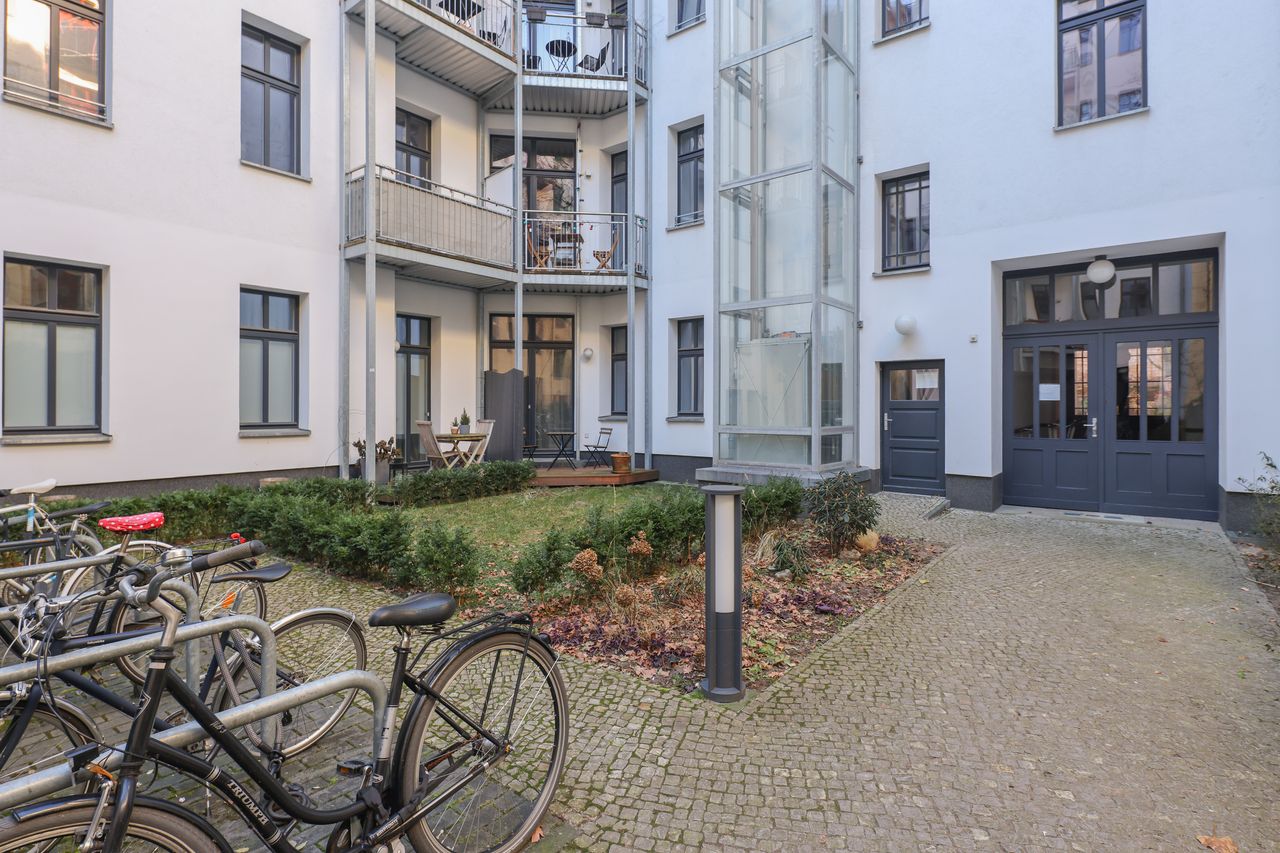 Prime location on Prezlauer Berg, renovated 2-room old building apartment with designer furniture, balcony and elevator